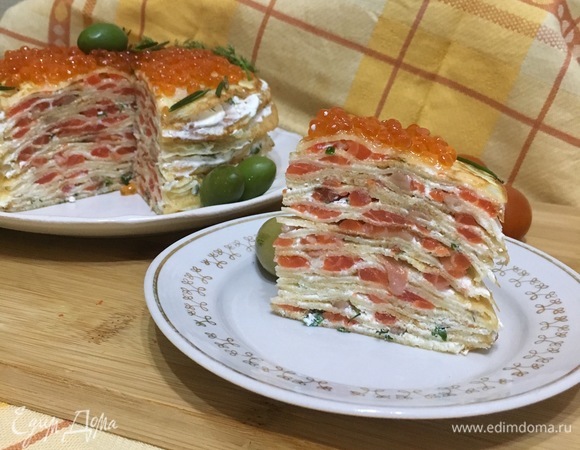 Блинный торт готов. Можно отрезать кусочек и наслаждаться вкусом.