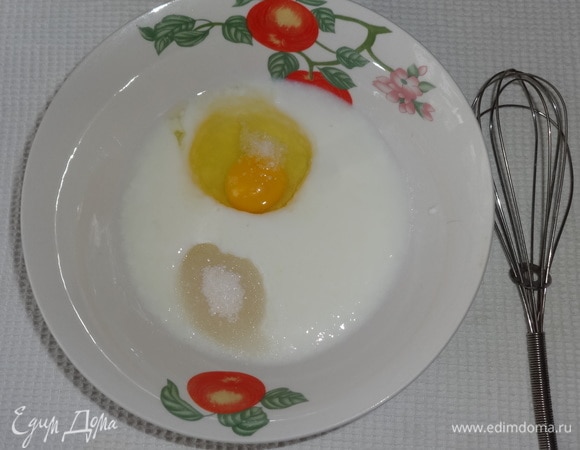 Кефир соединить с яйцом, сахаром и солью, взбить.