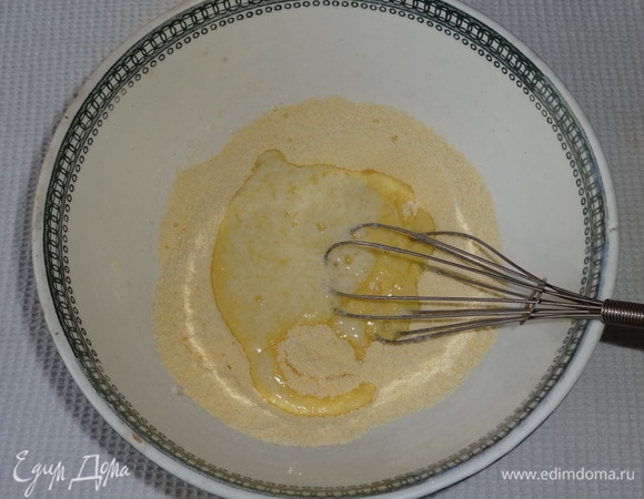 Постепенно вливать жидкую смесь в сухую, взбивая венчиком. Дать тесту постоять 25–30 минут.