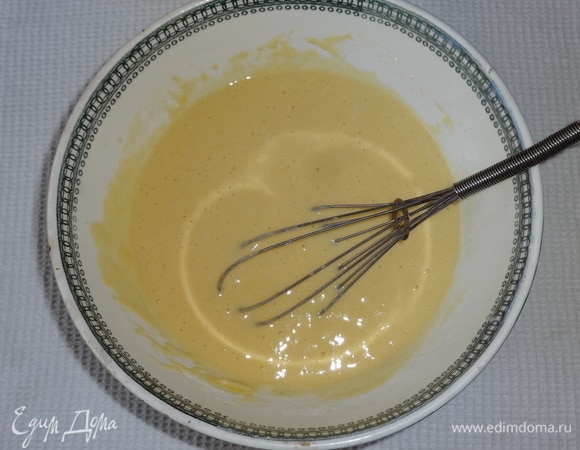 Влить в тесто растительное масло, перемешать.