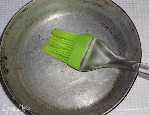 Горячую сковороду смазать растительным маслом. У меня маленькая сковорода диаметром 12 см.