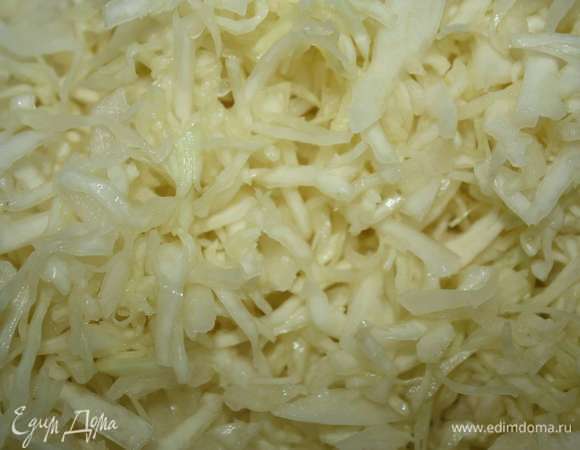 Далее ее нужно помять с солью.