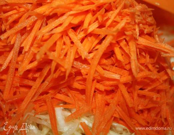 Морковь натереть на терке для корейских салатов (или на крупной терке).