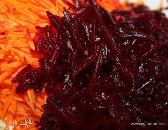 Также вареную свеклу натереть на терке для корейских салатов (или на крупной терке).