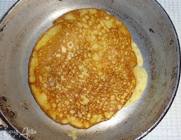 Затем аккуратно перевернуть блинчик на другую сторону и обжарить в течение 20–30 секунд.