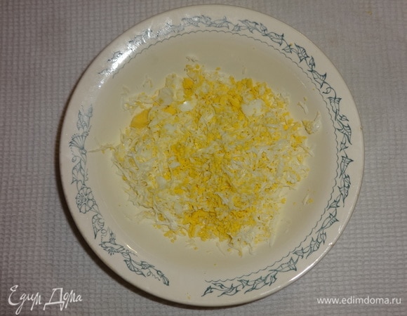 Яйца сварить вкрутую, остудить. Вареные яйца очистить, натереть на мелкой терке.