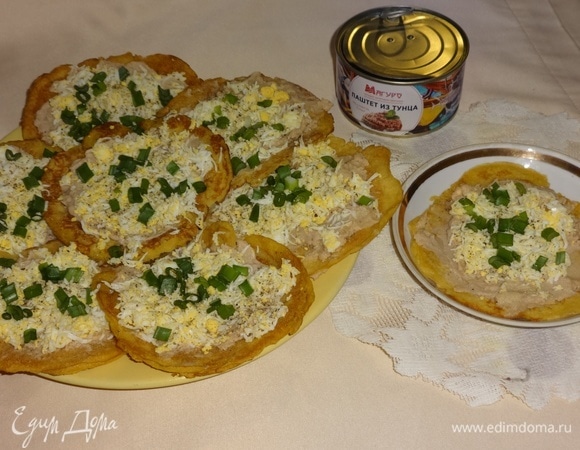 Намазку немного поперчить, посыпать блинчики зеленым луком. Подать блинчики на стол. Угощайтесь! Приятного аппетита! Широкой Масленицы!