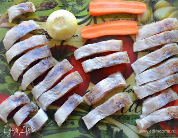 Филе судака разрезать на небольшие кусочки.