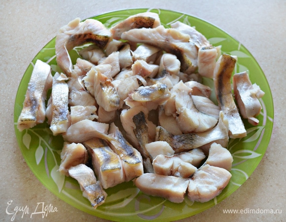 Отварить рыбу 15 минут в подсоленной воде вместе с морковью, луковицей, горьким и душистым перцем горошком. За 5 минут до окончания варки добавьте лавровый лист. С помощью шумовки аккуратно выньте кусочки рыбы на тарелку.