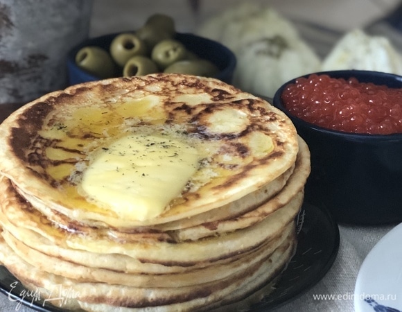 2 яйца взбить со щепоткой соли и сахара. 200 г муки, 400 мл молока постепенно добавляем, взбиваем. 70–80 г пармезана натереть на мелкой терке, добавить в тесто, перемешать. 2 столовые ложки растительного масла влить, опять перемешать и дать тесту постоять минут 10–15. Масса должна быть однородной. Очень удобно жарить на небольшом кусочке сала, наколов его на вилку и слегка смазывая им сковороду. Я жарила на маленькой сковороде, диаметр — 11 см.