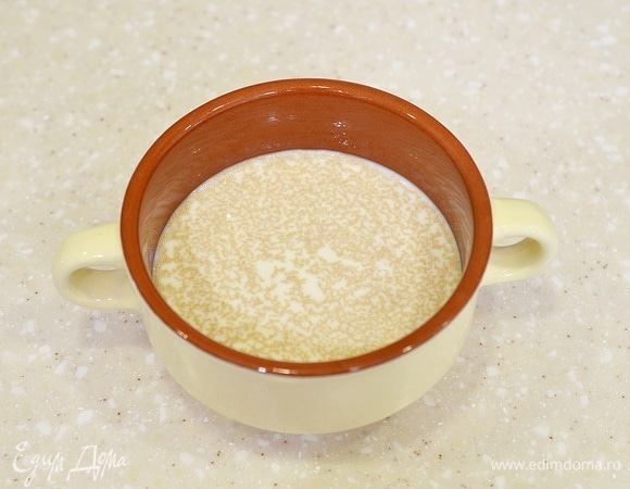 Отлейте немного молока, слегка подогрейте, добавьте дрожжи и дождитесь пенной шапочки.