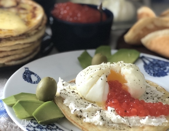 Выкладываем на блюдо блин. Намазываем его творожным сыром с мелконарезанным маринованным огурчиком. На сыр аккуратно кладем яйцо, немного разрезаем, чтобы вылился желток. На него кладем ложечку красной икры. Можно посыпать чуть черным перцем или любимой приправой. Ломтики авокадо и оливки сделают блюдо еще аппетитнее и вкуснее. Не нашла, к сожалению, красной икры ТМ «Восточный берег», уверена, с ней блюдо было бы еще вкуснее) Обязательно найду и сделаю. Готовьте с удовольствием!