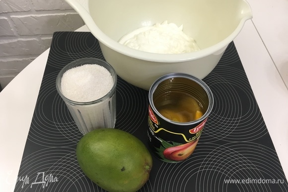 Пока желатин разбухает (примерно 30 минут), выливаем в глубокую чашку сметану, добавляем сахар, взбиваем миксером.
