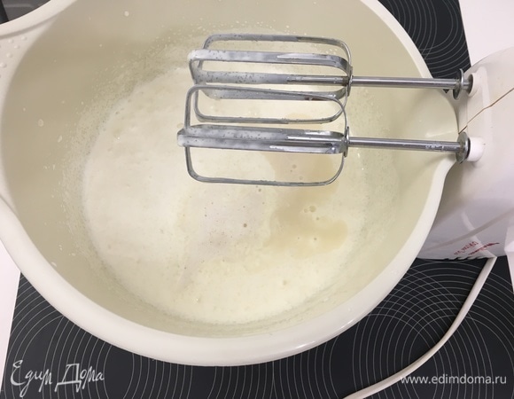 Получившуюся смесь процеживаем через сито (дабы предотвратить попадание нерастворившихся кусочков желатина) во взбитую с сахаром сметану. Немного перемешиваем миксером.