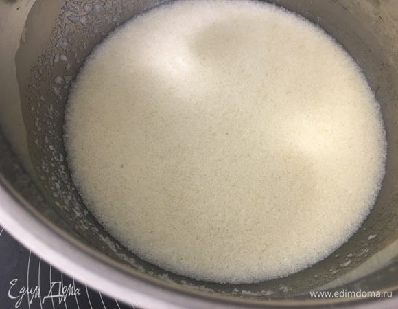 Готовый разбухший желатин ставим на огонь и при непрерывном помешивании (лучше венчиком) растворяем его. Но ни в коем случае нельзя дать ему закипеть!