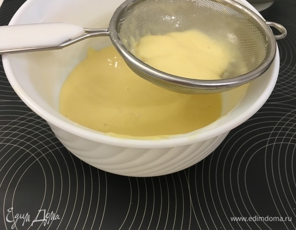 На этом этапе нужно разделить всю сметанную смесь на 2 части. Это будет 2 разных вкуса. Я отложила 1/3 часть сметаны для лимонного слоя. А из основной массы в отдельную чашку отложила 5–6 ст. л. сметанной смеси, добавила туда долек консервированного манго. Взбила блендером.