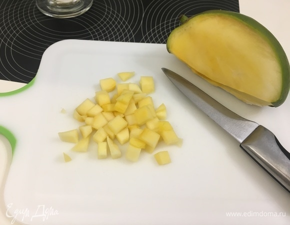 Далее получившееся манговое пюре добавляем в чашку с большим количеством сметаны, перемешиваем миксером. Манго помыть, очистить от кожуры и нарезать кубиками.