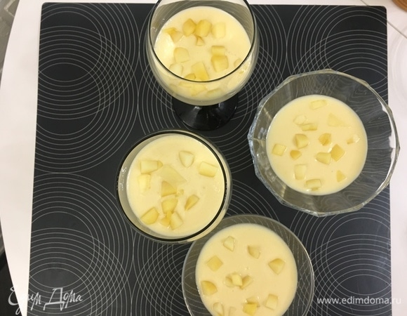 Заливаем манговый сметанник в креманки, добавляем нарезанные кусочки свежего манго. Убираем креманки в холодильник на 1–1,5 часа для застывания.