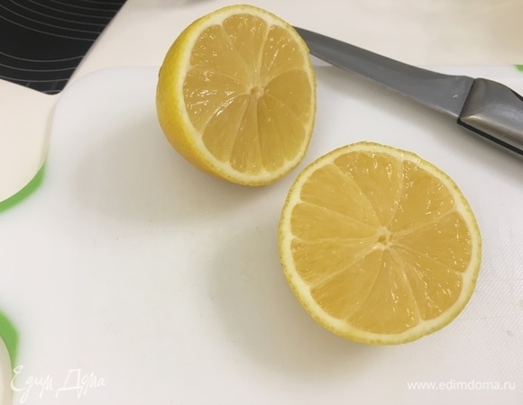 Из 1 лимона выдавливаем сок, по необходимости очищаем от косточек.