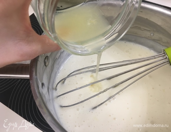 Если за это время начала застывать сметанная смесь (во 2 чашке), то ее можно подогреть на небольшом огне, активно размешивая венчиком. Когда масса станет жидкой, добавляем туда сок лимона. Перемешиваем.