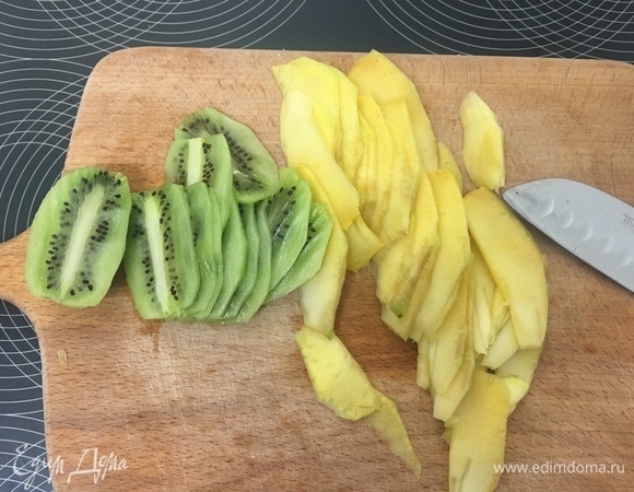 По прошествии положенного времени достаем наши манговые сметанники из холодильника и наливаем слой лимонного сметанника. Опять убираем в холодильник на 1,5–2 часа. В это время оставшиеся манго и киви очищаем, нарезаем тонкими пластинами.