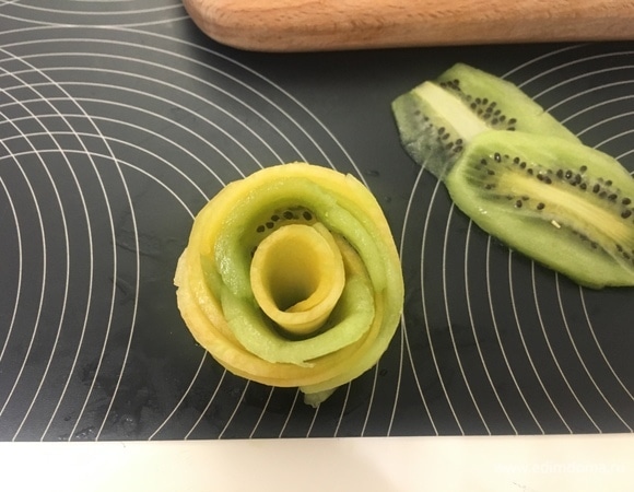 Готовый цветок аккуратно перекладываем в креманки с застывшими сметанниками. Добавляем немного шоколада и убираем в холодильник еще хотя бы на 30 минут.