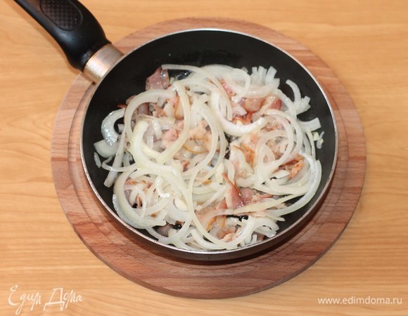 Затем добавить лук и жарить до зарумянивания.