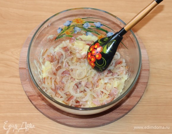 Добавить к картофелю жареные бекон и лук, яйцо (мелкое), прессованный чеснок, соль и черный молотый перец, перемешать.