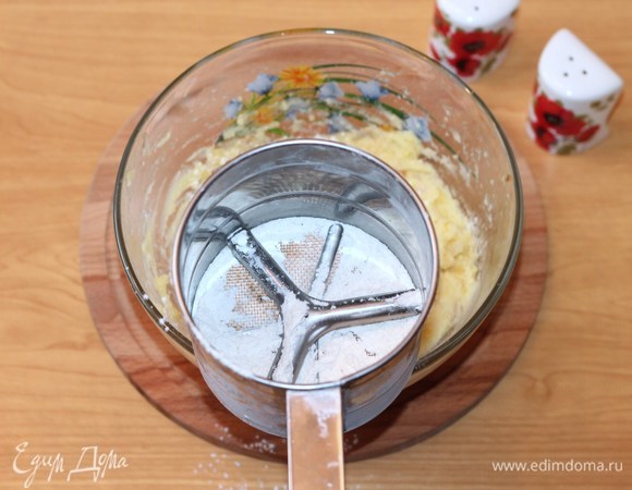 Затем вмешать в картофельную массу просеянную муку и хорошо вымесить тесто.