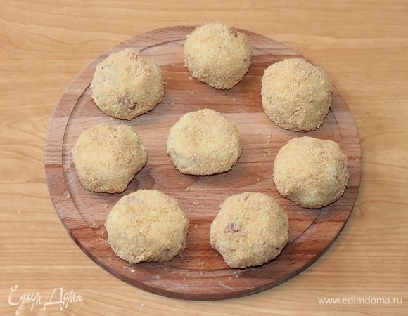 Сформовать из картофельного теста шарики (8 штук) и обвалять в панировочных сухарях.