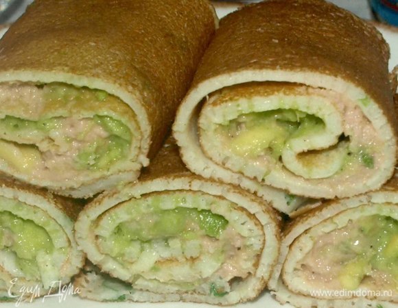 Можно разрезать на несколько частей, и у нас получатся блинные роллы.