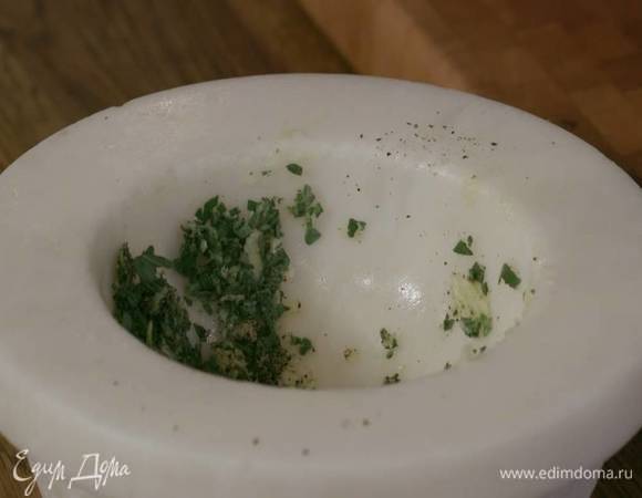 Листья шалфея мелко порезать, добавить в ступку с чесноком и растереть все еще немного ложкой, затем поперчить и перемешать.