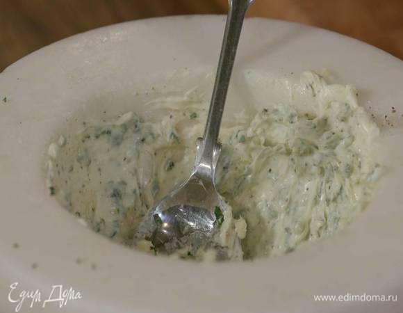 Предварительно размягченное сливочное масло добавить к шалфею с чесноком и все перемешать.