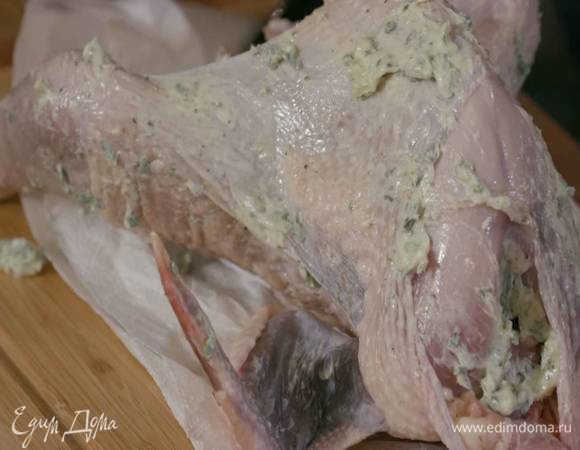 Тушку цесарки вымыть, промокнуть бумажным полотенцем, затем приподнять кожу и смазать мясо пряным маслом, оставшимся маслом смазать цесарку сверху и выложить в тяжелую сковороду с жаропрочными ручками.