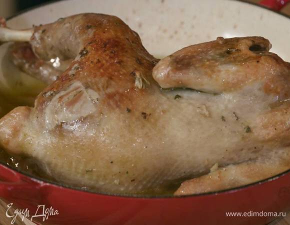 Убавить температуру в духовке до 160°С и запекать цесарку около 40 минут до готовности.