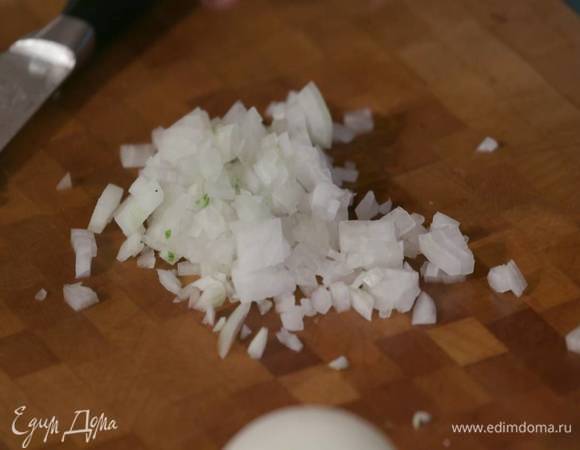 Лук почистить и порубить очень мелко.