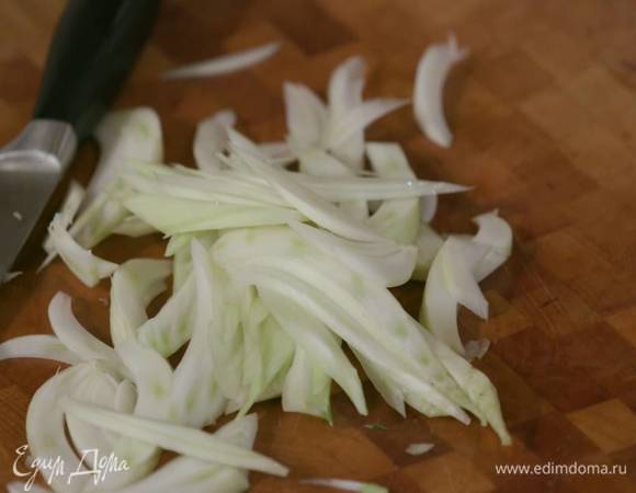 Нежную зелень мелко порубить и отложить, сам фенхель нарезать тонкой соломкой, добавить к луку и, помешивая, обжарить.