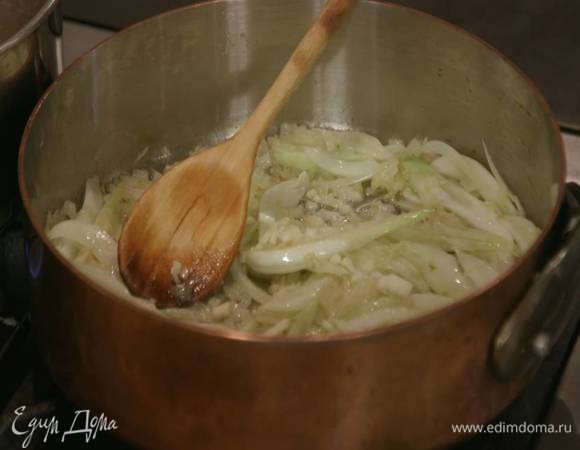 Чеснок почистить, раздавить плоской стороной ножа, мелко порубить и добавить в сковороду.