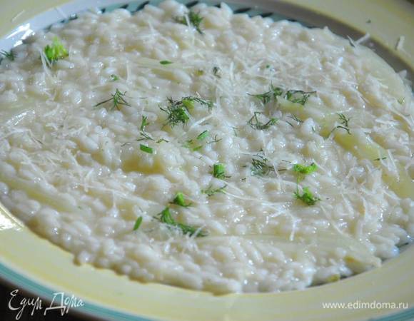 Готовое ризотто посыпать зеленью фенхеля и оставшимся сыром.