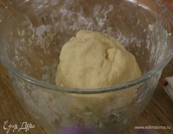 Сформировать из теста шар, затянуть миску пленкой и оставить при комнатной температуре на 30 минут.