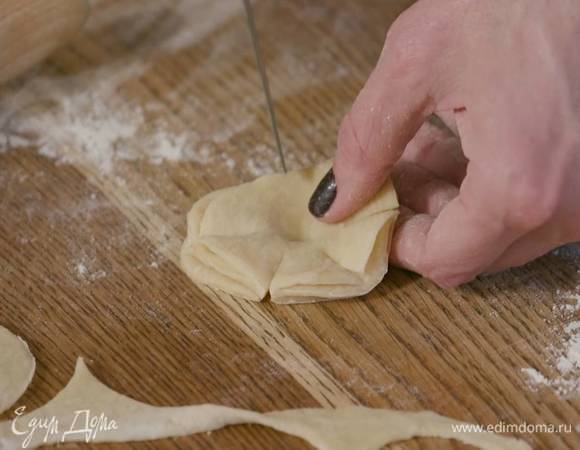 Рабочую поверхность посыпать оставшейся мукой и раскатать тесто как можно тоньше, а затем с помощью ножа вырезать и свернуть фигурки разной формы (розы, елочки и т. д.).