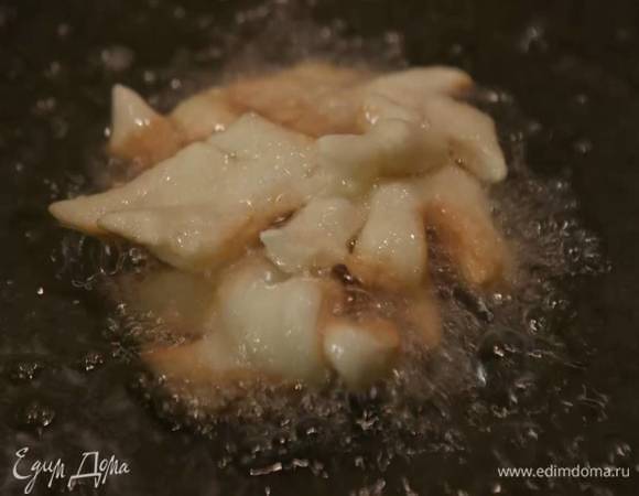 Разогреть в глубокой сковороде или воке оба вида масла для фритюра и порциями жарить хворост, а затем выкладывать на бумажное полотенце, чтобы удалить излишки жира.