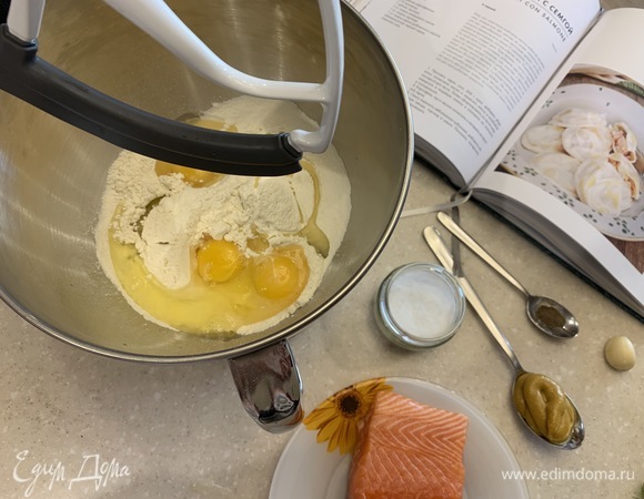 Просеять через сито 300 г муки, добавить яйца, влить оливковое масло и замесить массу в комбайне насадкой для теста.