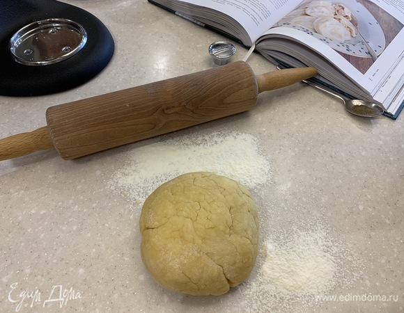 Формируем из теста шар, заворачиваем в пищевую пленку и кладем на полчаса в холодильник.
