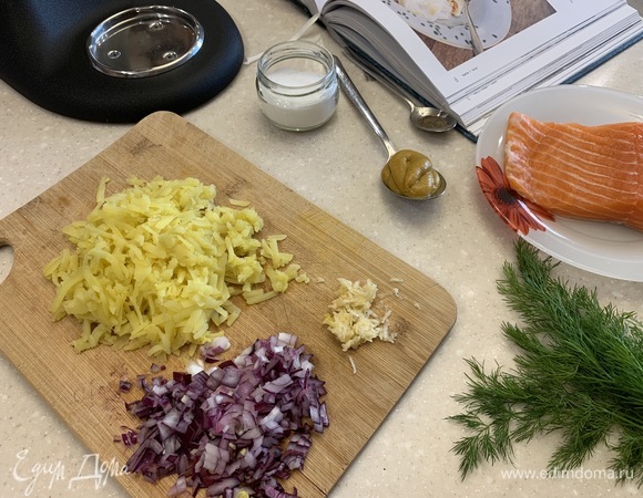 Картофель, лук и чеснок почистить и натереть на крупной терке.