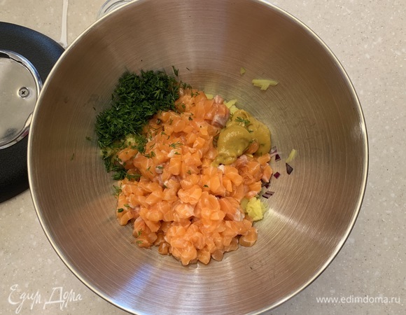 Семгу нарезать небольшими кубиками, добавить натертые овощи, горчицу и укроп. Солим, перчим.