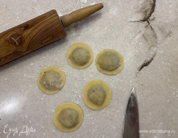 Вот такие равиоли в сыром виде у меня получились.