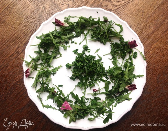 Руколу и петрушку мою, выкладываю на блюдо.
