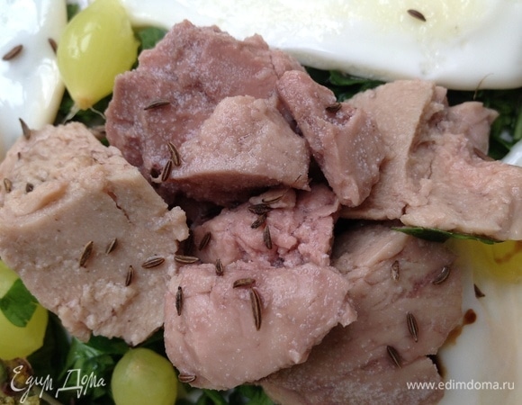 По центру кладу печень трески, посыпаю тмином.