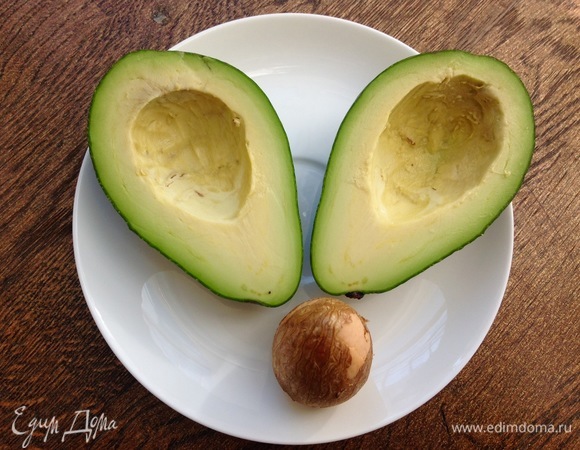 Авокадо режу на две части, вынимаю косточку.